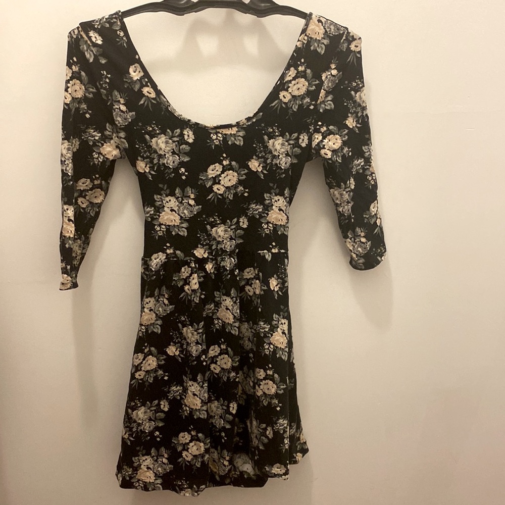 Forever 21 | Black floral long sleeve dress
